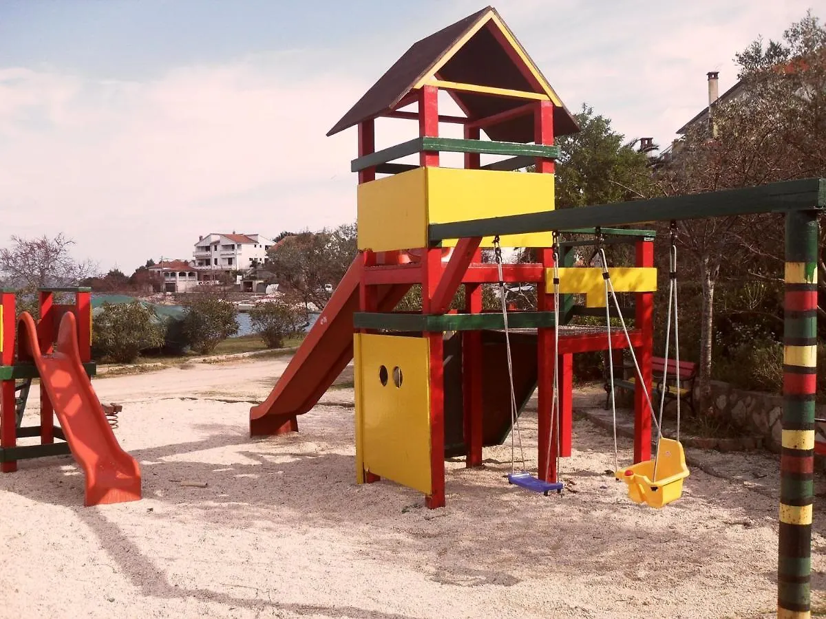 Seaside Terrace Apartments: Spacious Seaview with Free Amenities Sali Apartment